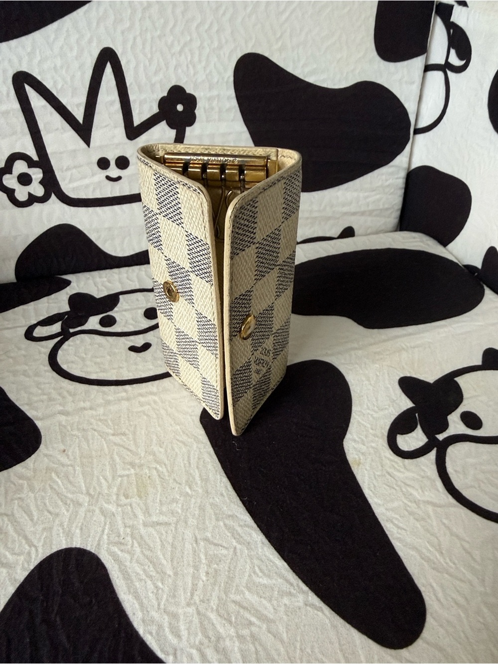 Authentic LV Damier Checkered Beige 4 Key/Trifold Case great shape. No Peeling. - Picture 6 of 13